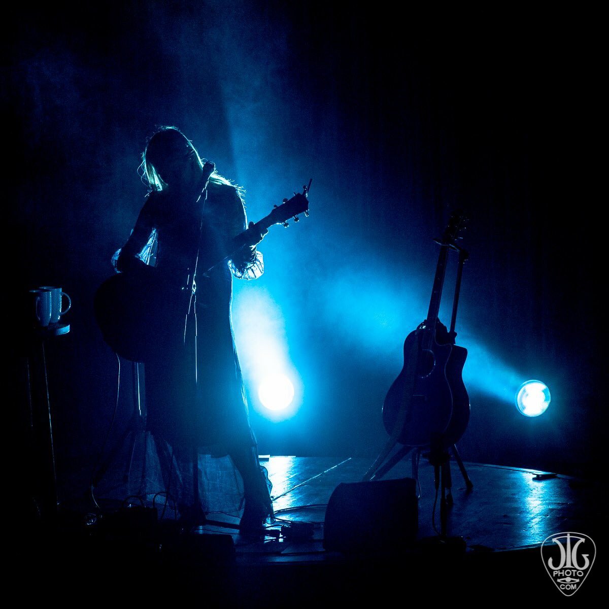 JTG_Photo's tweet photo. @jeweljk at @TheEggPAC last night. Beautiful voice, beautiful person, beautiful spirit. #jewel #nysmusic #silouette https://t.co/fircjvEVLL