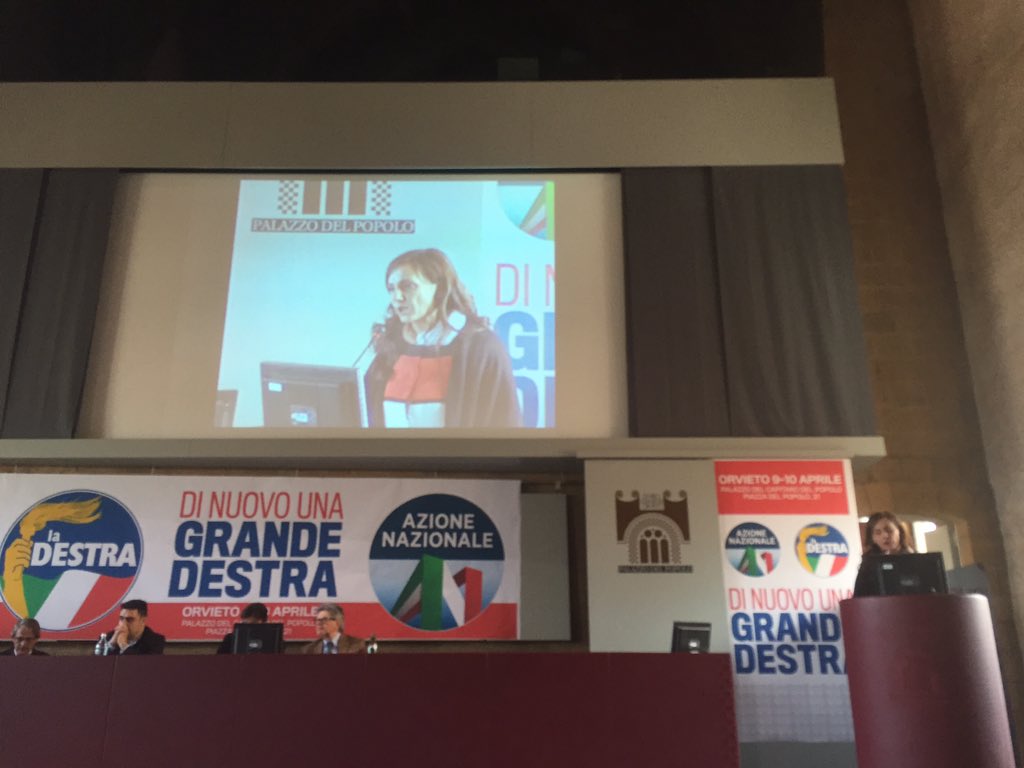 secolotrentino's tweet photo. #Grillone :"Il passato costruisce il futuro.La famiglia?Il pilastro della nuova e vecchia generazione."#Orvieto https://t.co/1wK5J0xiZa