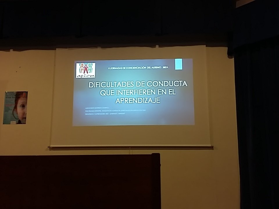 AutismoDiario's tweet photo. Hablando sobre #autismo  con Sandra Diarruyo en las jornadas de @APFEM https://t.co/5dDfPKEYr4