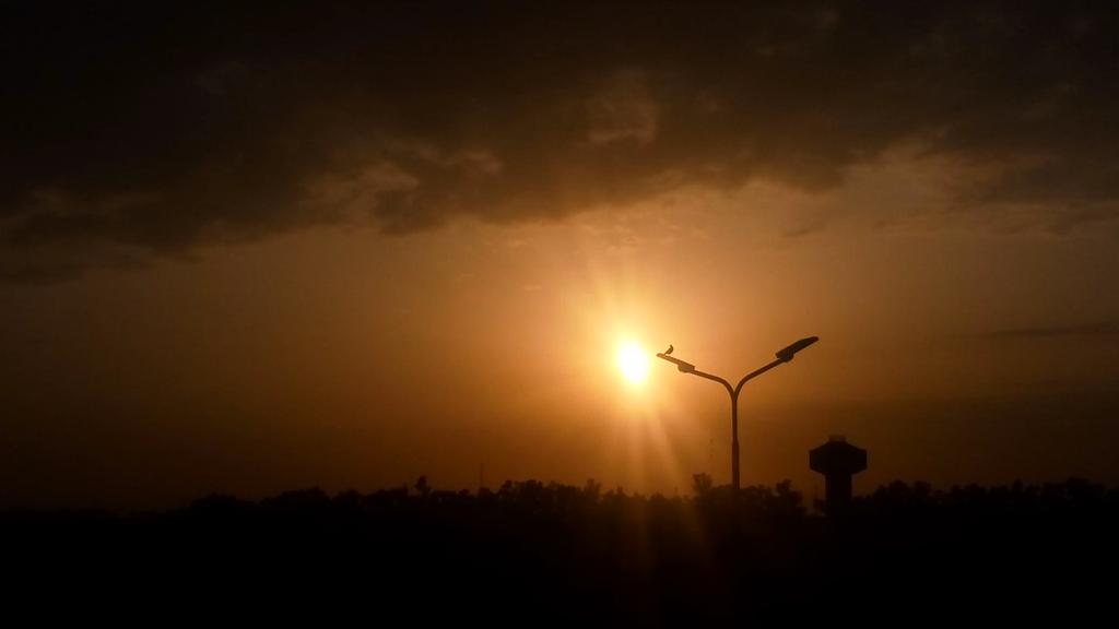 iamUsmanfarooq's tweet photo. #MobileShot 
#Lahore #BeautifulEvening #Sunset #filmlook #cinematography #Filmmakerslife #Filmriot #Dslrguide https://t.co/zM3a7uv3jt