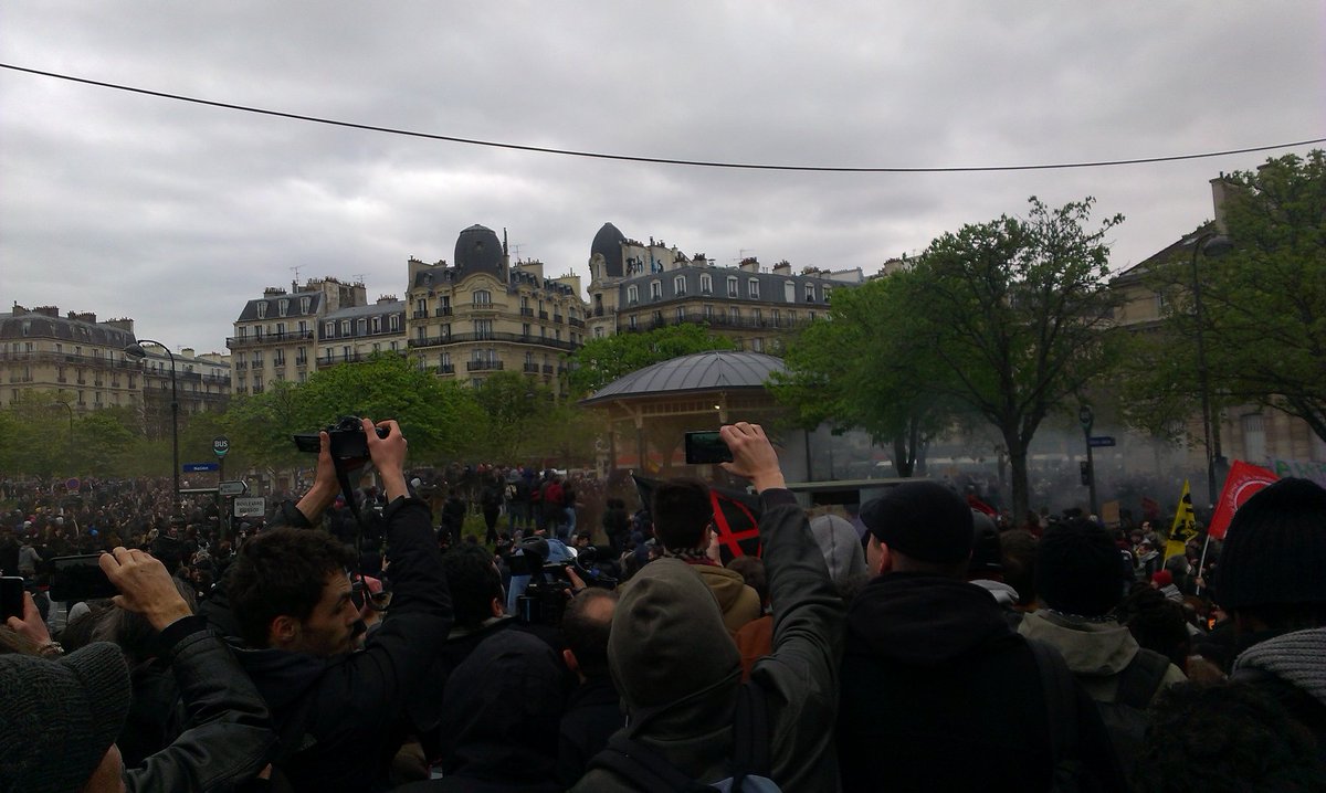 #Parigi Arrivato a Nation il corteo non accenna a fermarsi né ad arretrare! #40mars #NuitDebout #ReveGenerale