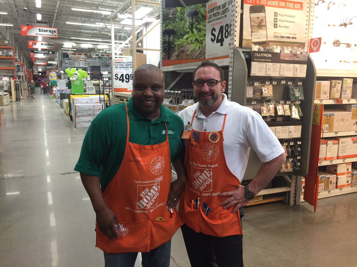 HD DSM Marcus and HDI SM Rob working hand in hand on this beautiful Spring Black Friday!! #storeconnectivity