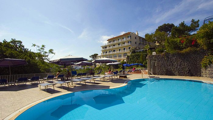 ischiablog's tweet photo. #Maggio a #Ischia Gli #Hotel #consigliati https://t.co/x2x0zbZxAr #vacanze #viaggi #offertehotel #isoladischia https://t.co/9TMcXEvSXJ