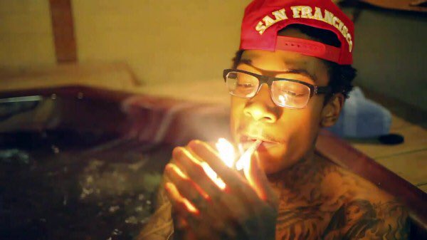 THCcentral's tweet image. Who else learned how to roll a joint from this video? 😂