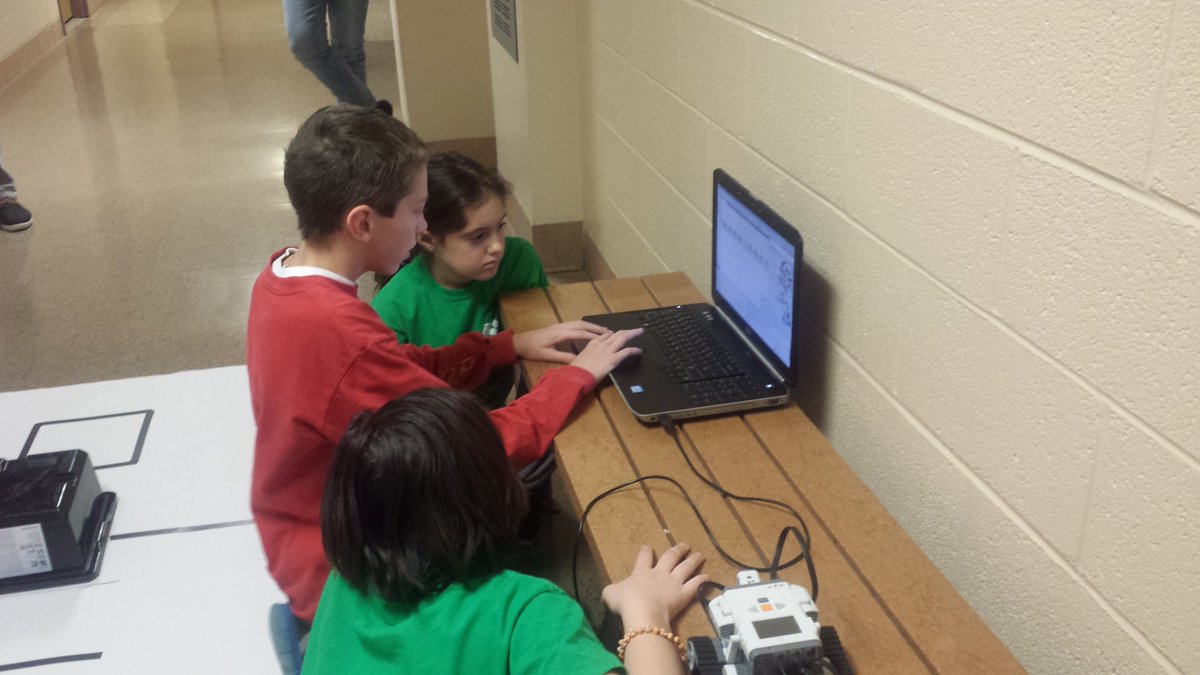 RusComputerlab's tweet image. Robotics club at the MU Engineering challenge this morning. Doing Great! @RUSBLVD @AnneSchoelz