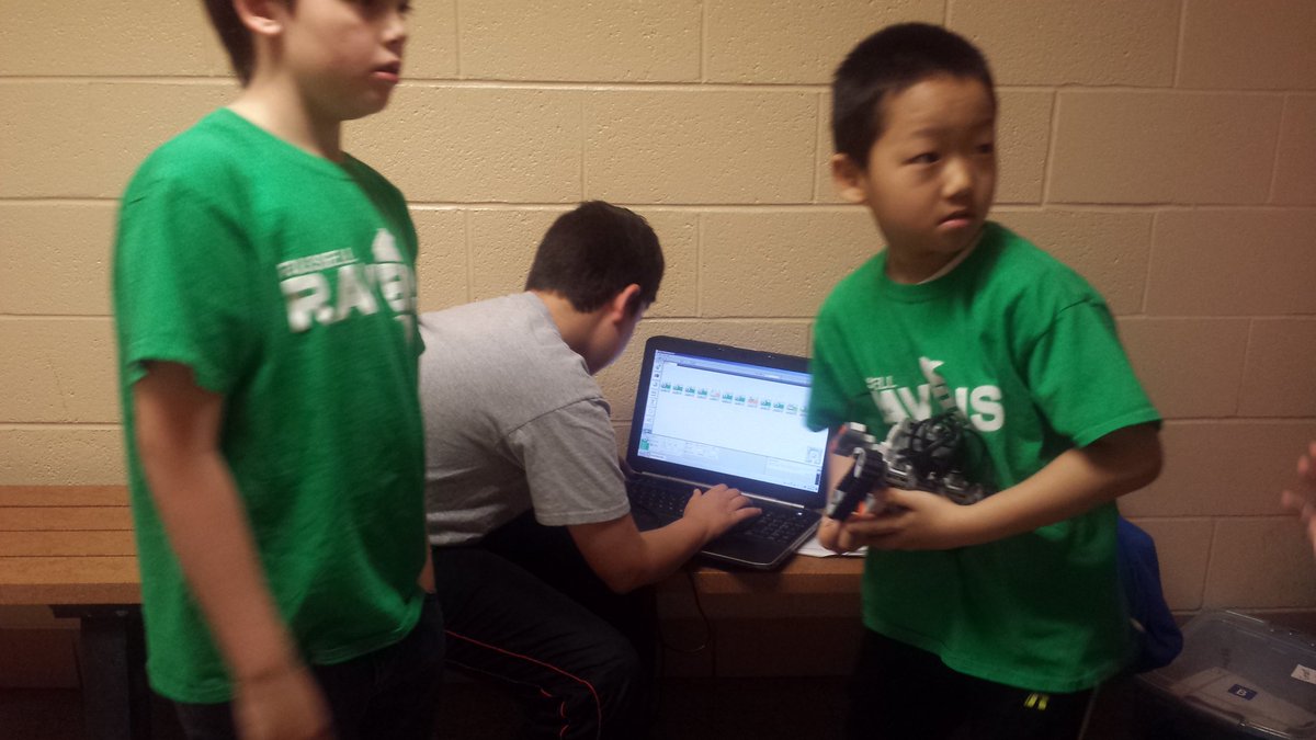 RusComputerlab's tweet image. Robotics club at the MU Engineering challenge this morning. Doing Great! @RUSBLVD @AnneSchoelz