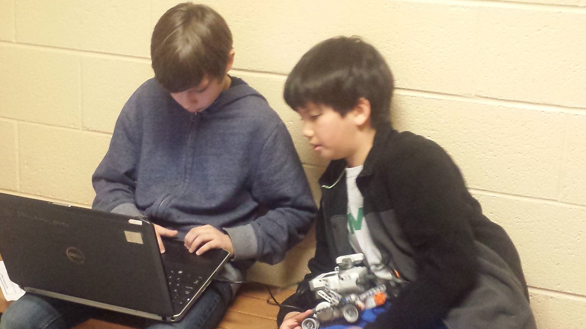 RusComputerlab's tweet image. Robotics club at the MU engineering challenge this morning. Doing great! @AnneSchoelz @RUSBLVD
