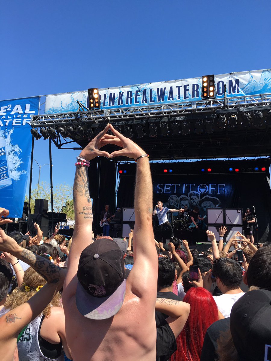 themessagemann's tweet photo. i took this photo at #extremething because i love seeing people connect so well with live music. @SetItOff https://t.co/xXab0dUNcR