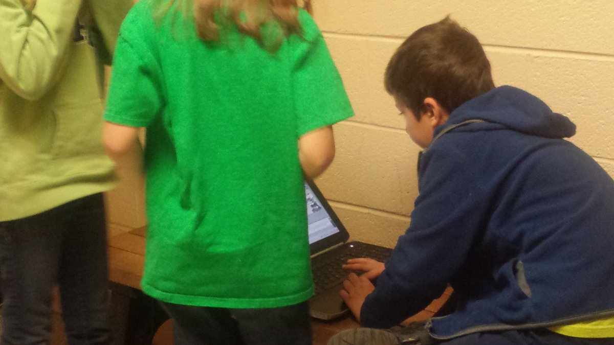 RusComputerlab's tweet image. Robotics club at the MU engineering challenge this morning. Getting through the maze! @RUSBLVD @AnneSchoelz