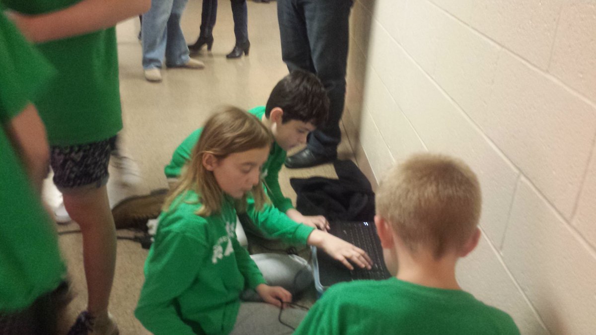 RusComputerlab's tweet image. Robotics club at the MU engineering challenge this morning. Getting through the maze! @RUSBLVD @AnneSchoelz