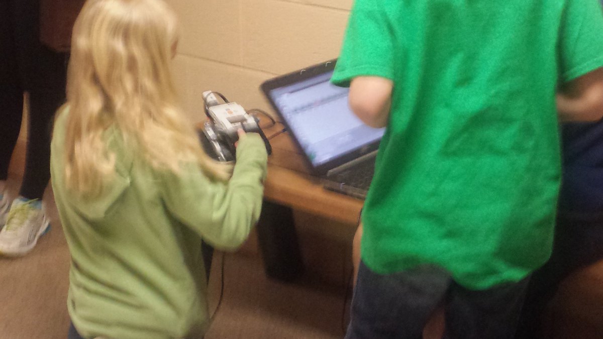 RusComputerlab's tweet image. Robotics club at the MU engineering challenge this morning. Getting through the maze! @RUSBLVD @AnneSchoelz