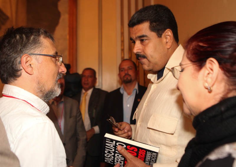 pascual_serrano's tweet photo. Con el presidente de Venezuela @NicolasMaduro compartiendo mi último libro 'Medios democráticos' https://t.co/lOiR2WNixr