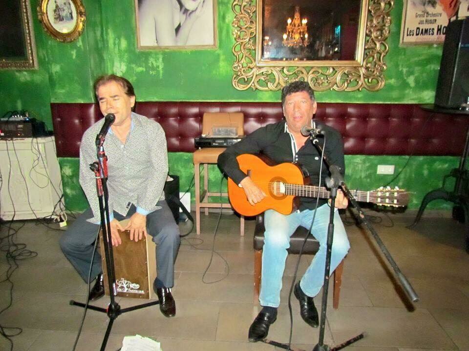 lolasbar's tweet photo. A continuación 
El Loren y El Tapi 
En Lola's Bar #Fuengirola https://t.co/GnbrqpRfSl