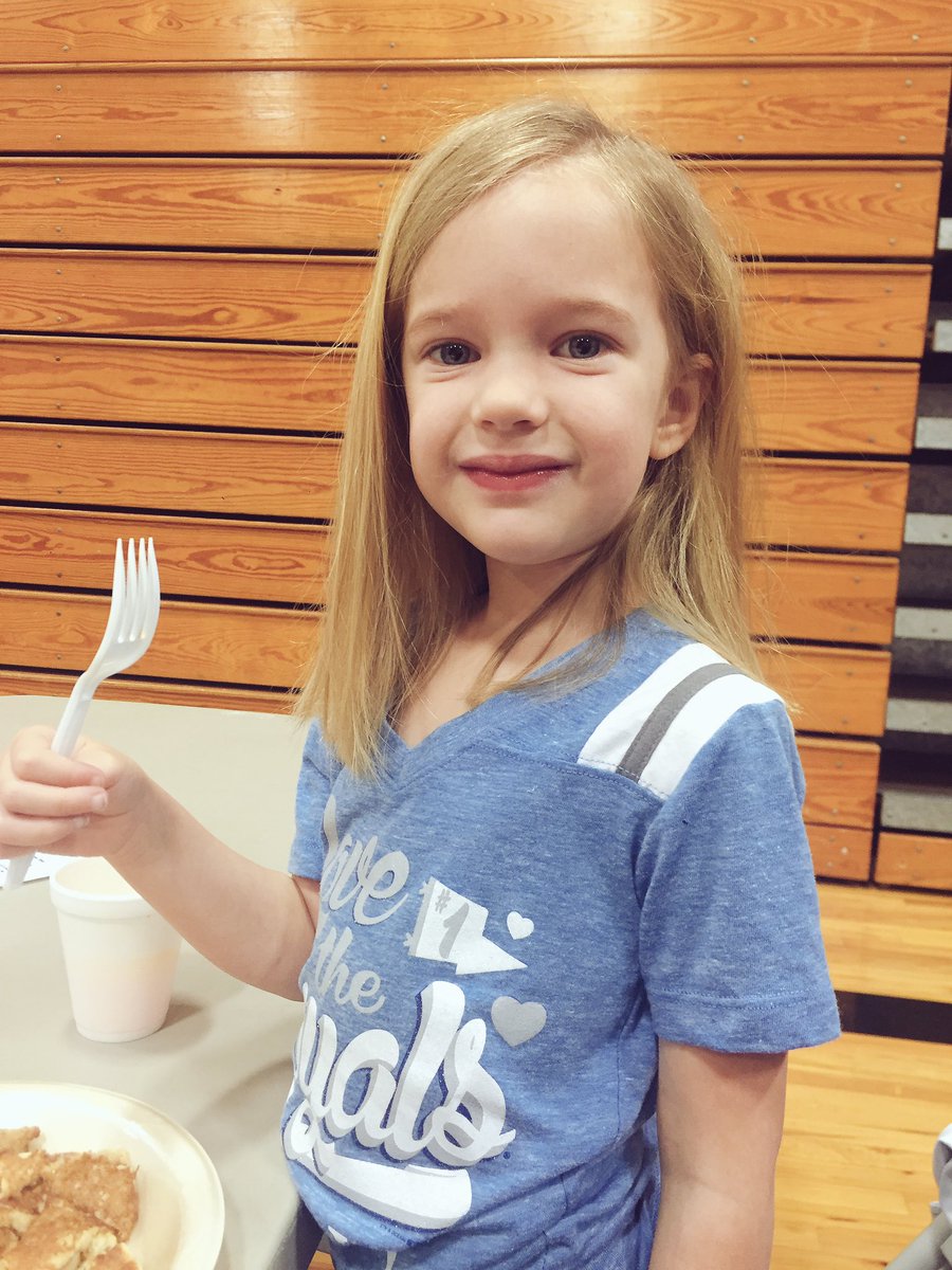 becmartin75's tweet image. #VIPbreakfast with these two cuties! Thanks @ChrisCakesKC and @RaymoreTigers for a fun way to kick off Friday!