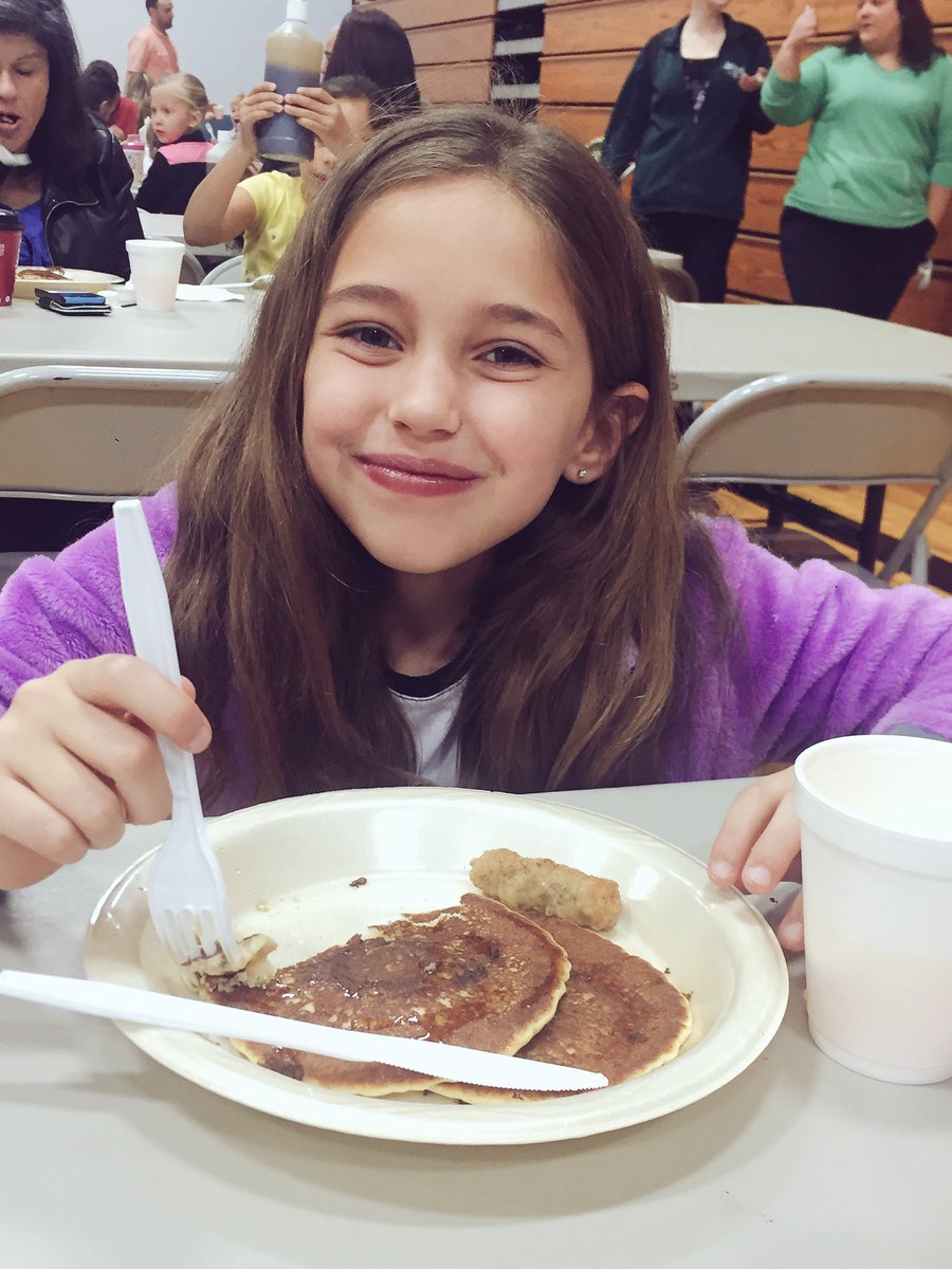 becmartin75's tweet image. #VIPbreakfast with these two cuties! Thanks @ChrisCakesKC and @RaymoreTigers for a fun way to kick off Friday!