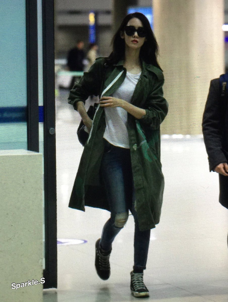 [PIC][10-04-2016]YoonA trở về Hàn Quốc vào rạng sáng nay CfnTwafUsAA-6yU