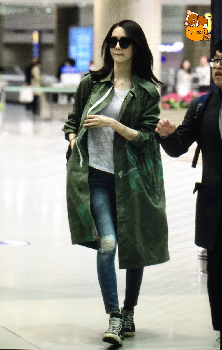 [PIC][10-04-2016]YoonA trở về Hàn Quốc vào rạng sáng nay CfnUWgHUAAAIbKj