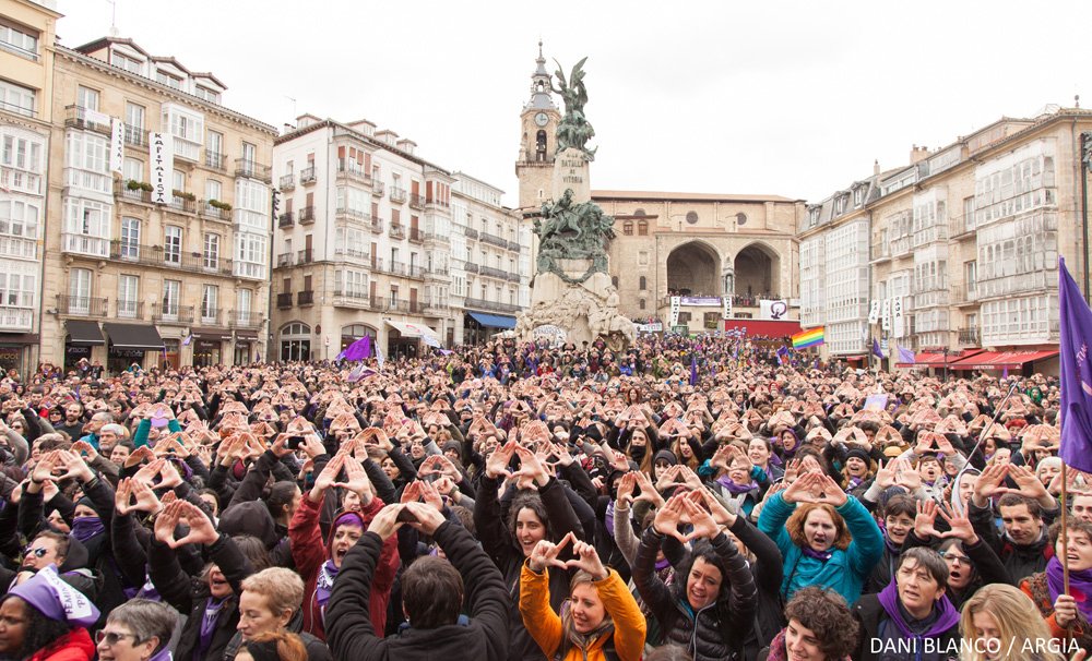 argia's tweet photo. ARGAZKI ERREPORTAJEA: Milaka lagun bildu dira Gasteizen #ErantzunFeminista manifestazioan. Argazkiak: Dani Blanco. https://t.co/Lr1LPppNWH