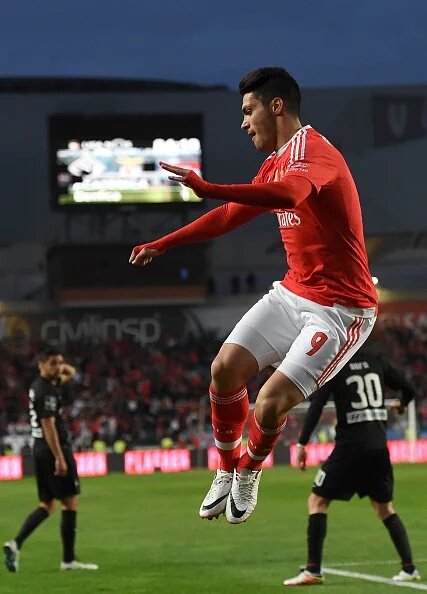 PapitoRaul_'s tweet photo. Enorme gol @Raul_Jimenez9, aprovechando los minutos, faltan más finales para los objetivos!! #CarregaBenfica 🔴⚪ https://t.co/RtJyyvBdtH