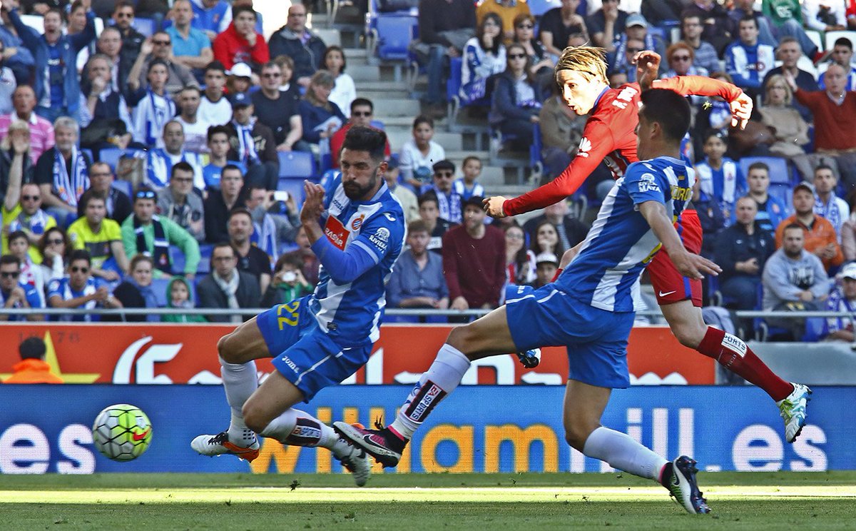 Atleti's tweet photo. Recepcionó con habilidad el envío de @Koke6 y definió con precisión. ¡Gran gol de @Torres! #RCDEAtleti #AúpaAtleti https://t.co/nWgDfyO4ji