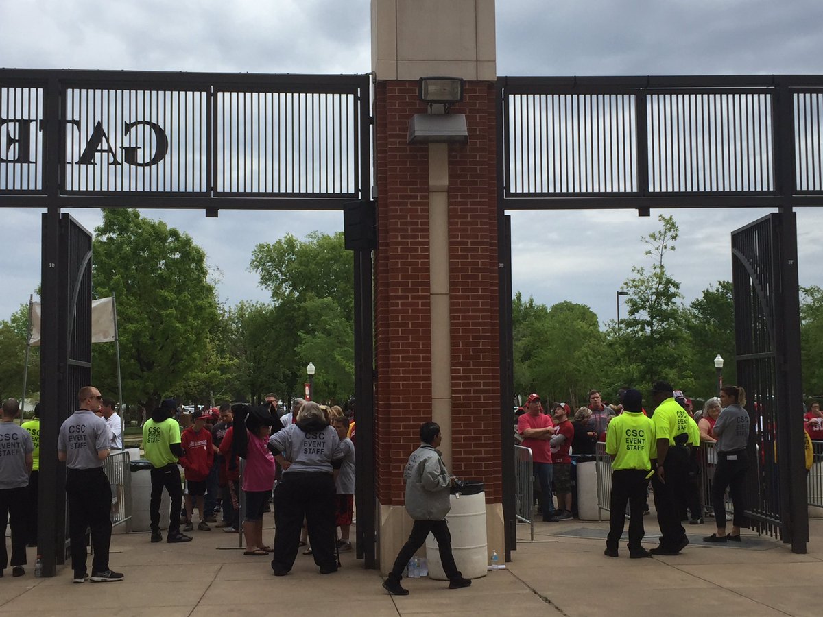 CTaylorGoHawks's tweet image. 15 minutes away. Remember, all seats a GA so enter now to get the best locations! @OU_Football #SpringGame2016