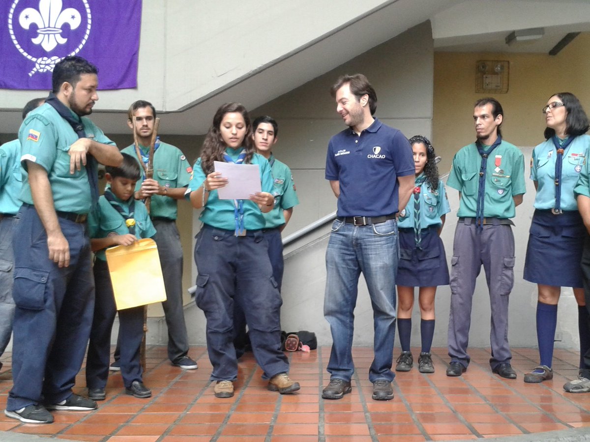 Chacao's tweet photo. #9A el alcalde @ramonmuchacho recibió reconocimiento de #Gratitud de la Asociación Scouts de Venezuela por su apoyo https://t.co/gZshvQeKDt