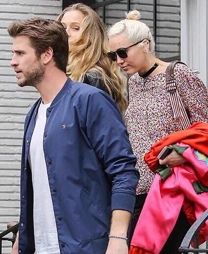 TudoMiley's tweet photo. Candids: Miley saindo com Liam e sua família para almoçar. https://t.co/isyfQ89OXa