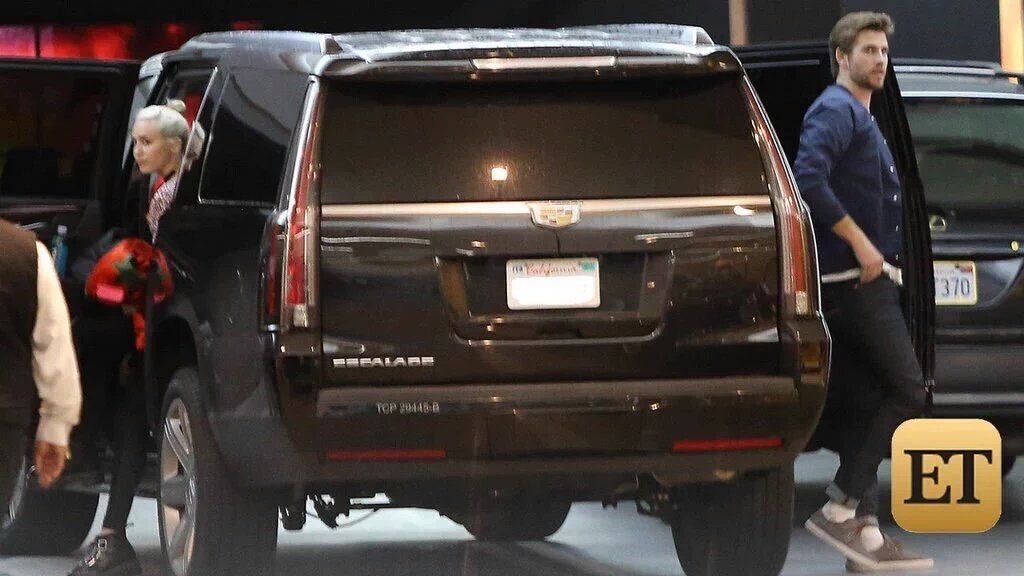 TudoMiley's tweet photo. Candids: Miley saindo com Liam e sua família para almoçar. https://t.co/isyfQ89OXa