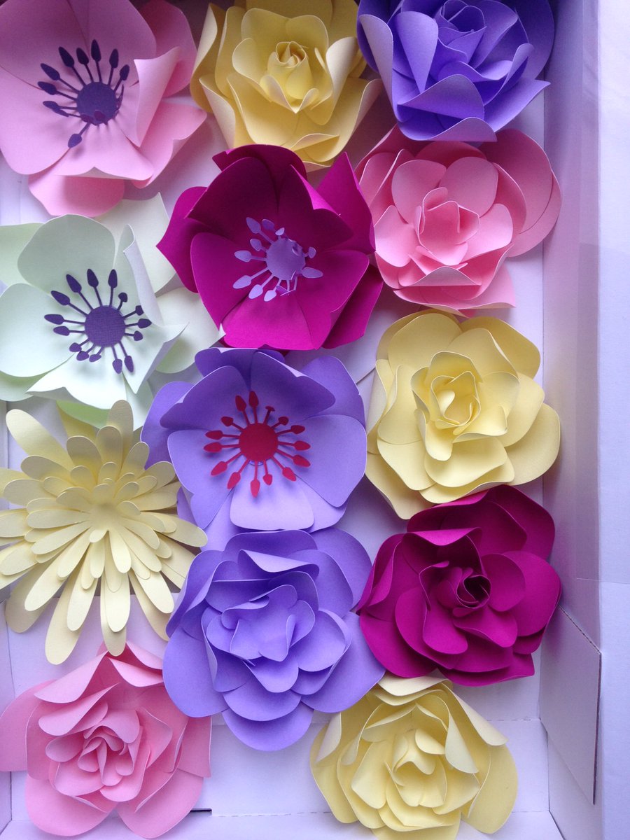 alison_bick's tweet photo. Busy making flowers for my Selfie Flower Wall for @artisanwedding1 #handmadehour https://t.co/NMGsVHlN81