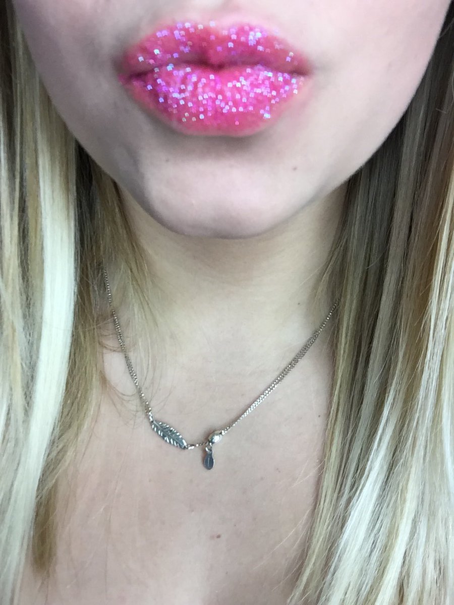 jwodash's tweet photo. Gettin glitter lips at @CHICSTUDIOS at imats 💋 https://t.co/DMm033JCc8
