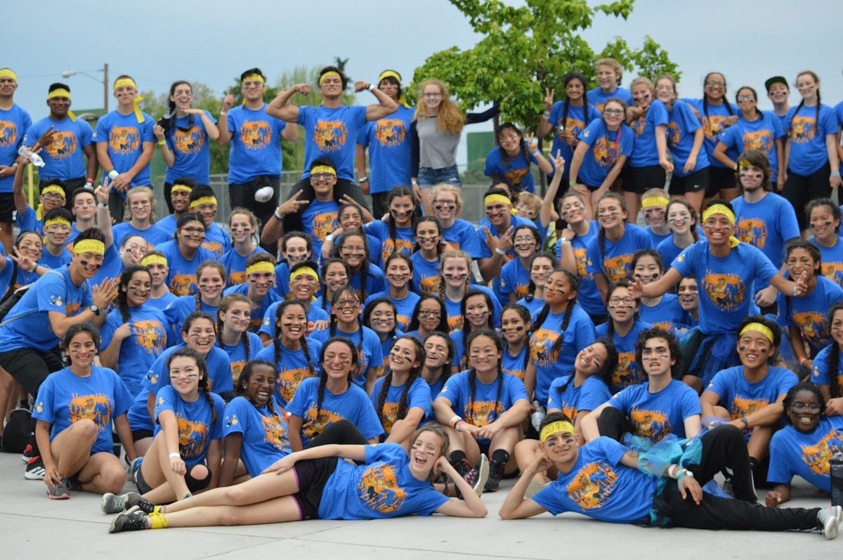 myrtstalenhoef's tweet photo. class of 2018 killed it at sar!! 💛💙 https://t.co/K07JLG8BJ8