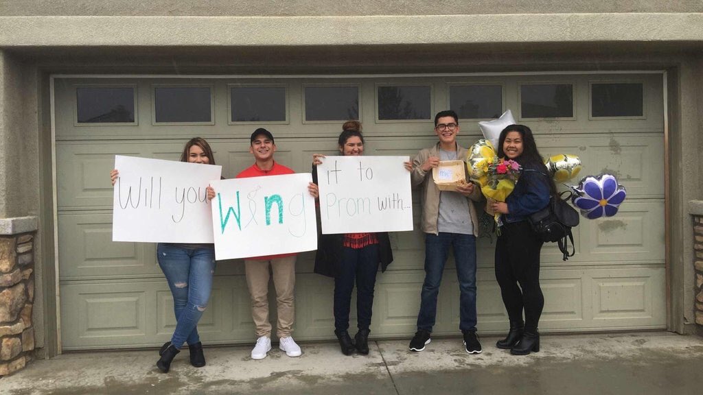 yourpromposal's tweet photo. VALLEY VIEW HIGH SCHOOL PROMPOSAL: @emywaterbeast1 wings it and asks @thaooo_ !!🍗💐 https://t.co/bIH7sUZltq