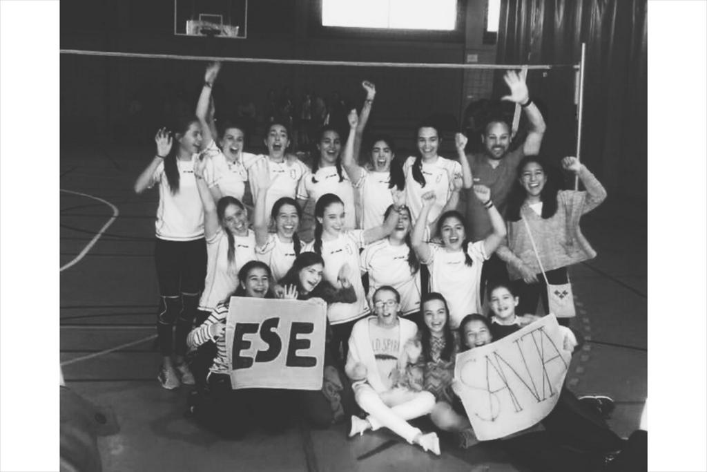 LoreMar_98's tweet photo. En el cielo manda Dios, en la tierra los humanos y en el campo de volley ball, Santa María es el mejor #campeonas https://t.co/6AjaJbGiaf