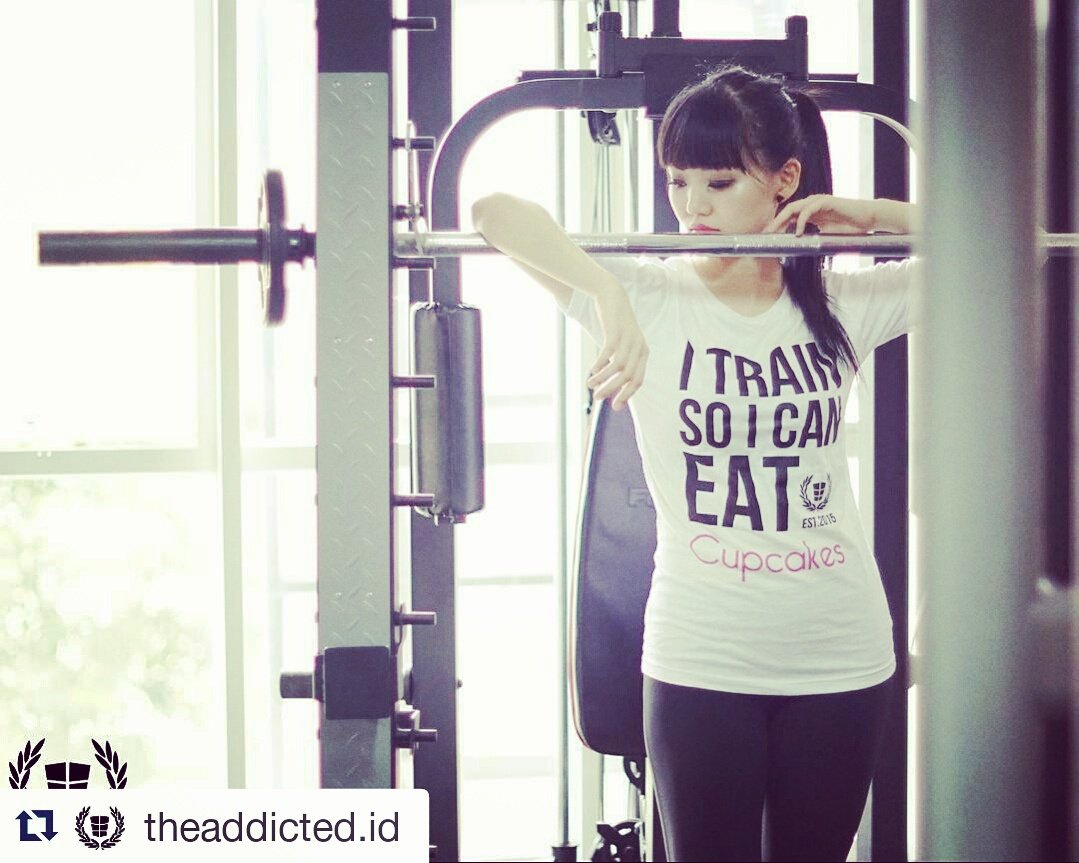 Putri_WulanAyu's tweet photo. I train so I can eat cupcakes #putriwulanayu #endorsemodel #theaddicted #gymwear #fitness #strongholdzbarbellclub https://t.co/dA1QALtjHC