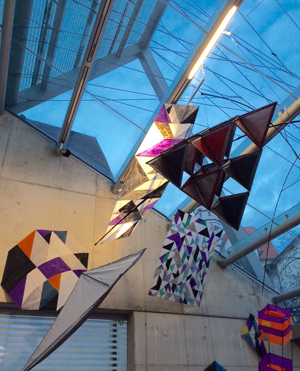 #Winddrachen aus Elendslagern d. #Flüchtlinge an Stacheldrahtgrenzen-Projekt v. #Raul #Walch im #Lichthaus #Arnsberg