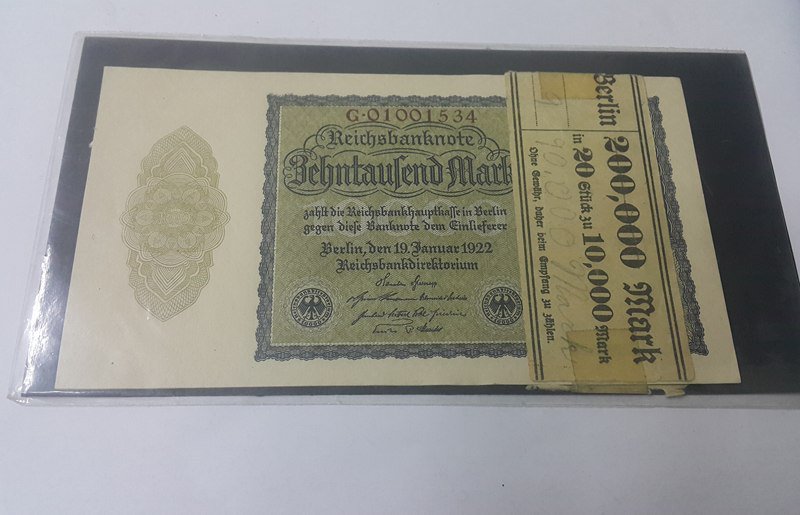 94Ode's tweet photo. طقم 7 ورقات سريال فئة 10000 مارك المانيا بالشريط الاصلي  1922للباكو حاله جيده 
السعر 85$
#عملات_قديمه #عملات #مصر https://t.co/r8aGfYux39