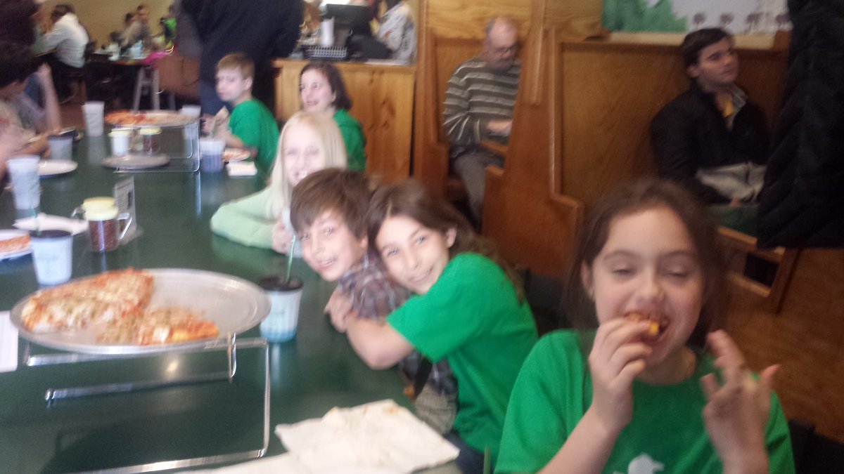 RusComputerlab's tweet image. Celebrating completing the challenge at Shakespeare's Pizza! @RUSBLVD @AnneSchoelz @RussellMentor