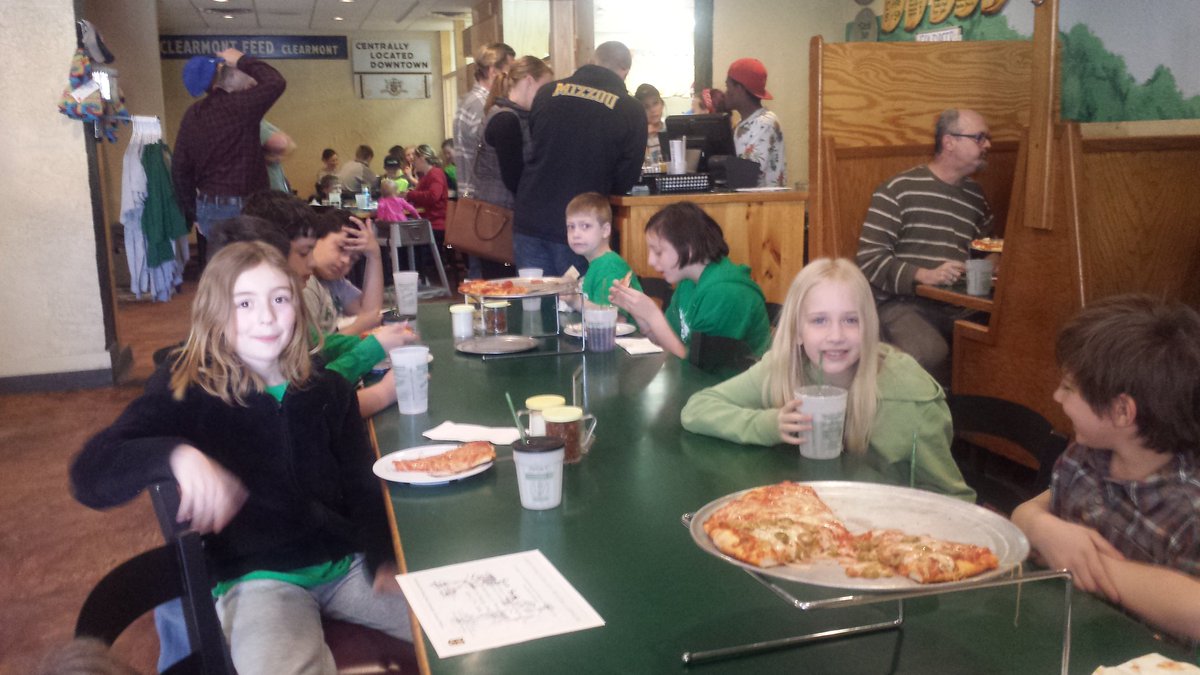 RusComputerlab's tweet image. Celebrating completing the challenge at Shakespeare's Pizza! @RUSBLVD @AnneSchoelz @RussellMentor