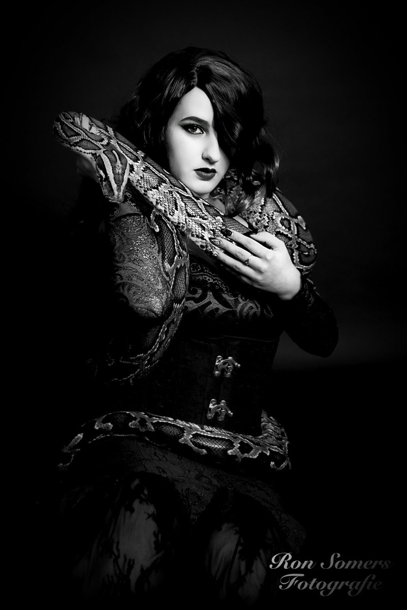 Punkylicious26's tweet photo. @draculaclothing #photography #photo #sexy #beauty #curvywomen #curvygirl #curvymodel #modelsearch #snake #boasnake https://t.co/B6eqWjoJtH