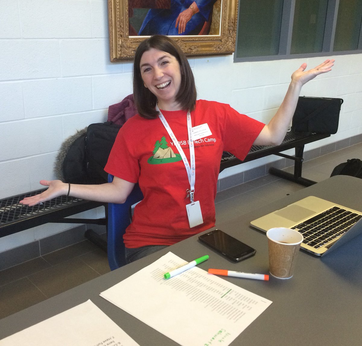 SusieEMitchell's tweet photo. Have a question? Connect with one of the #edtechcamp16 team members in the red t-shirts. https://t.co/DZePz0rBQ8
