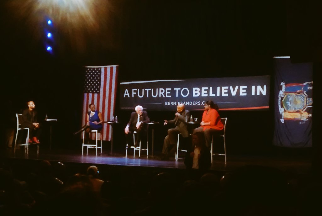 HarlemUnlimited's tweet photo. "Dont be afraid of change; change is our only hope!" @harrybelafonte at Apollo. #BernieInHarlem #Harlem #FeelTheBern https://t.co/fJ0sqw0vvh