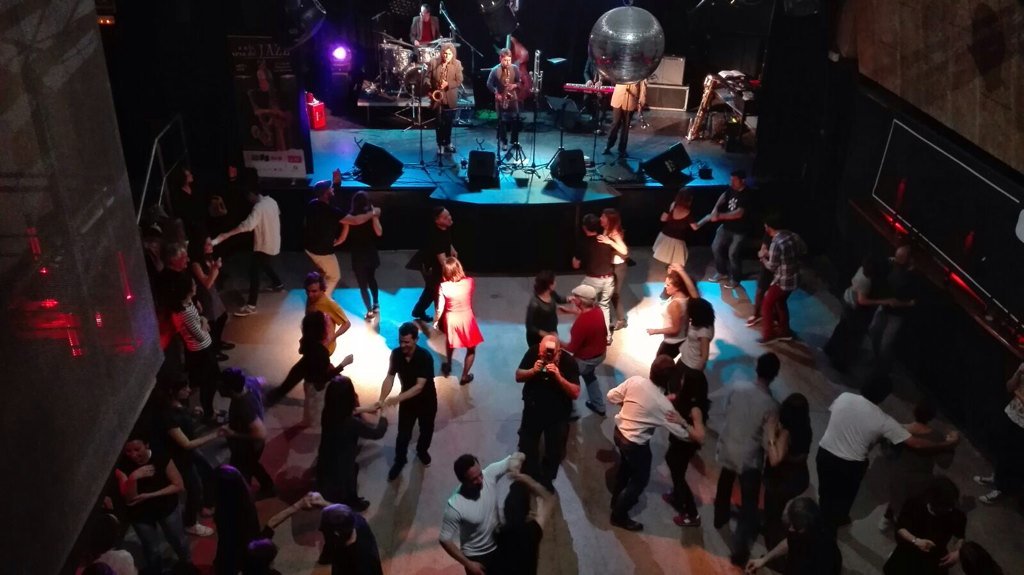tocatspelswing's tweet photo. Avui ballada al Clap de Mataró amb Shakin' all i la col.laboració de Tocatspelswing en una classe a la mitja part. https://t.co/9fhKsrC474
