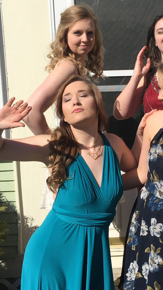 courtstwittter's tweet photo. When u hear there's gonna be breadsticks AND pasta AND red velvet cake #dftl2k16 https://t.co/cIJzAck48T