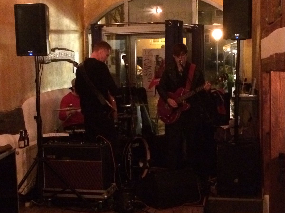 verenaschiegl's tweet image. Hier rocken #Noisepolution. #kneipenaalen
