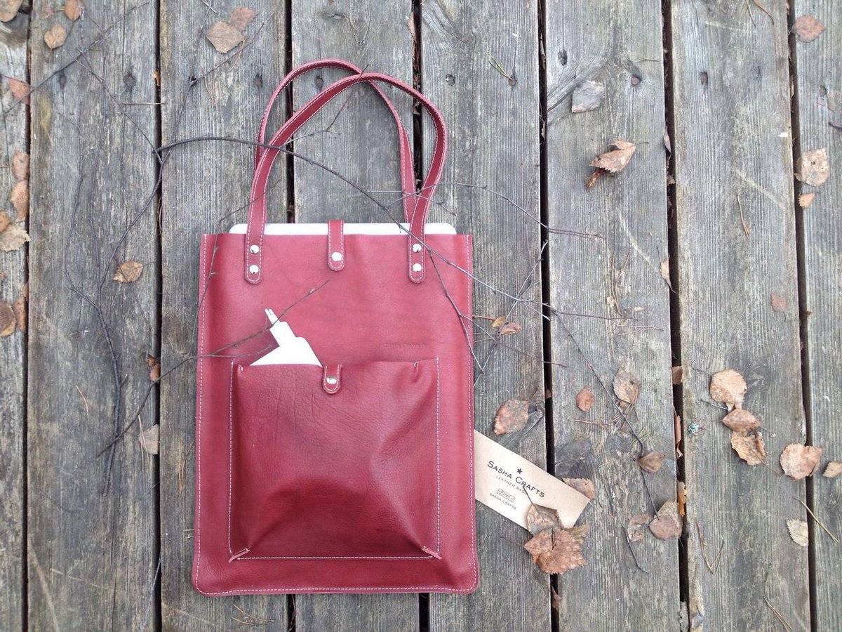 sasha_crafts's tweet photo. #spring #spb #customwork #present #leatherbag #leatherwork #leathercraft #handbag #handcrafted #marsala #macbook https://t.co/9KEFlcV2Oy