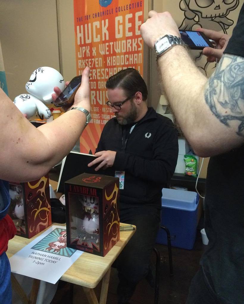 JediNewsNetwork's tweet photo. @nathanhamill signing at @toyconuk today in London #sonofskywalker #starwars #borisbear th… https://t.co/L2PwiKGVy3 https://t.co/hPWkoT70pD