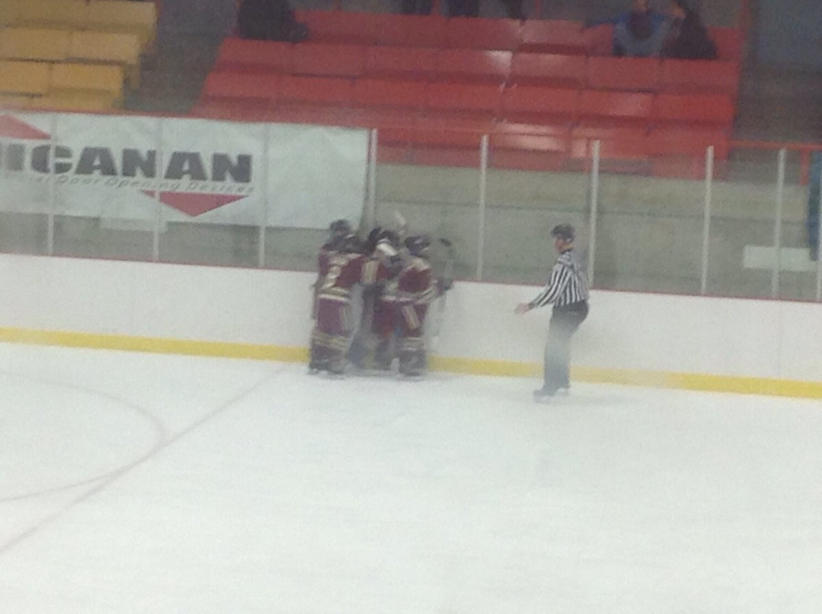 LSL_Fan's tweet photo. Dynamiques score on the PP and it's 1-0 over the Typhons PWAAA LEQ @hockeylstl @HockeyQuebec @LacstlouisSIL https://t.co/0jBgAYSgDb