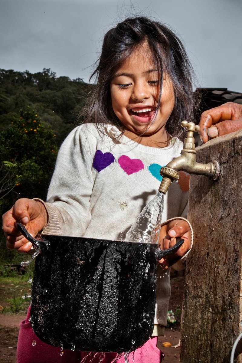 UNICEFwater's tweet photo. Since 1990, 2 billion people have gained access to improved drinking water sources. #wateris happiness :) #unicef https://t.co/GR4IYWRQPR