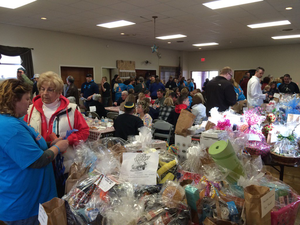 TgeiseTom's tweet photo. Little Falls community comes together to support one of their own who was diagnosed with cancer. #debstrong @WKTV https://t.co/rBKb7ZoUct