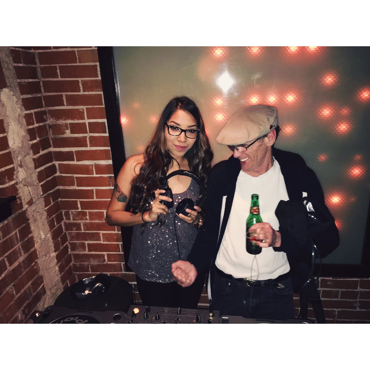 djohfabi's tweet photo. I love my regulars! 

#sidebarphx #femaledj #femaledjs #djlife #music #downtownphx #house #housemusic #dj https://t.co/6JClshAID7